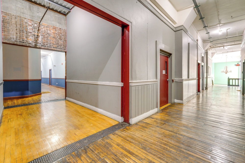 1 Mi to Dtwn! Riverside Corktown Loft on 2nd Floor