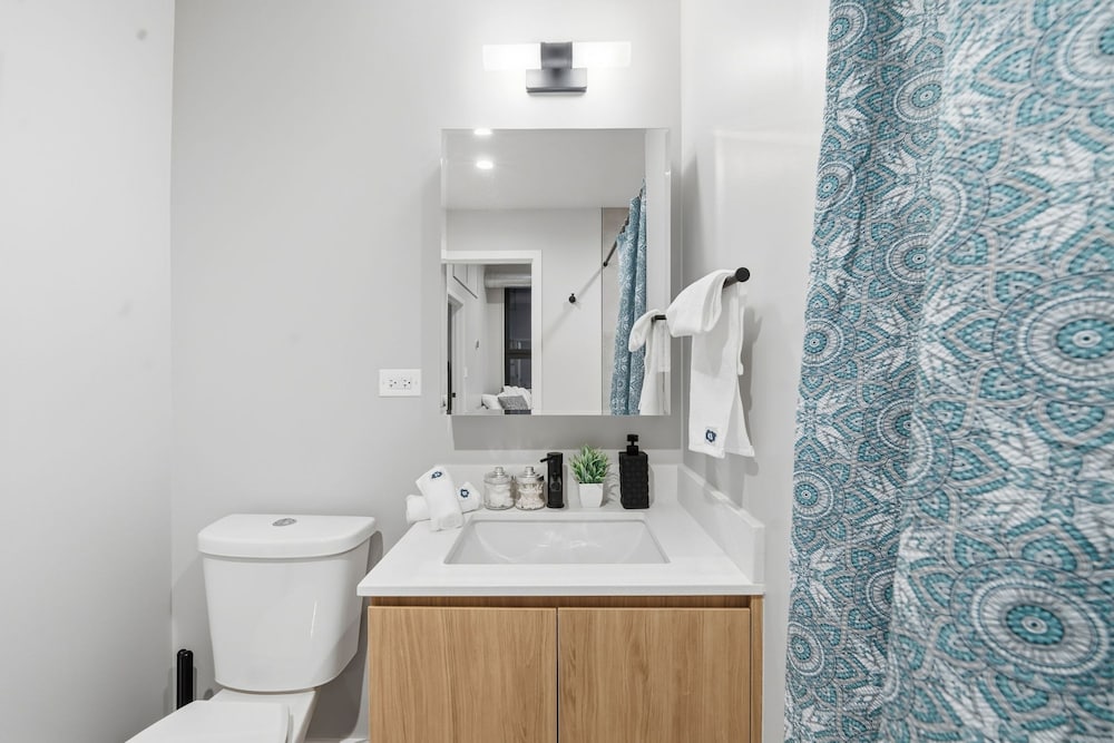 Chic 2BR Apartment in Edgewater Modern Comfort