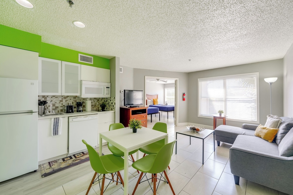2 Mi to Disney & Old Town: Resort Condo w/ Perks