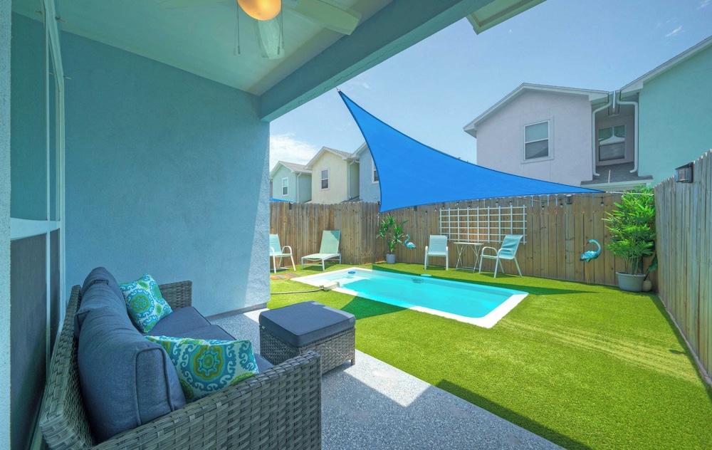 Peaceful Paradise Private Pool, Balcony Views + 5 Mins to Whitecap Beach
