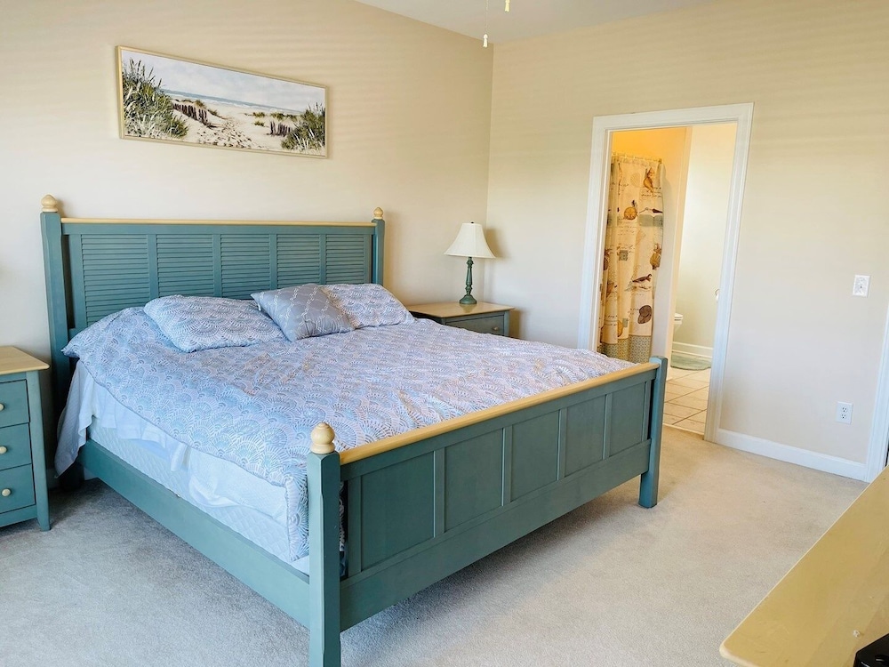 Holden' A Full House 4 Bedroom Home by RedAwning view 3