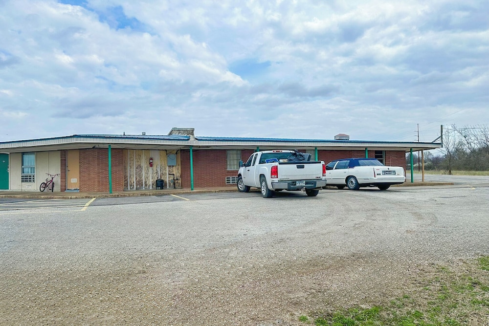 Shamrock Kings Inn By Oyo Marked Tree I-555