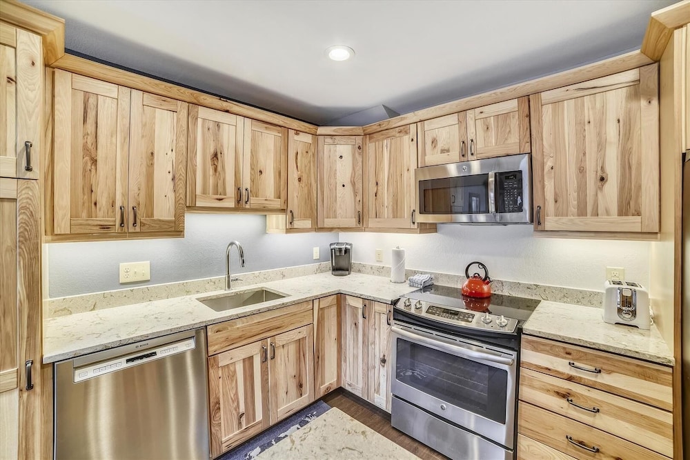 Mountainside 316g 2 Bedroom Condo by RedAwning
