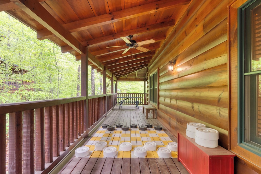 Yesteryear by Avantstay Hot Tub, 360 Deck Views and Game Room Easy Access
