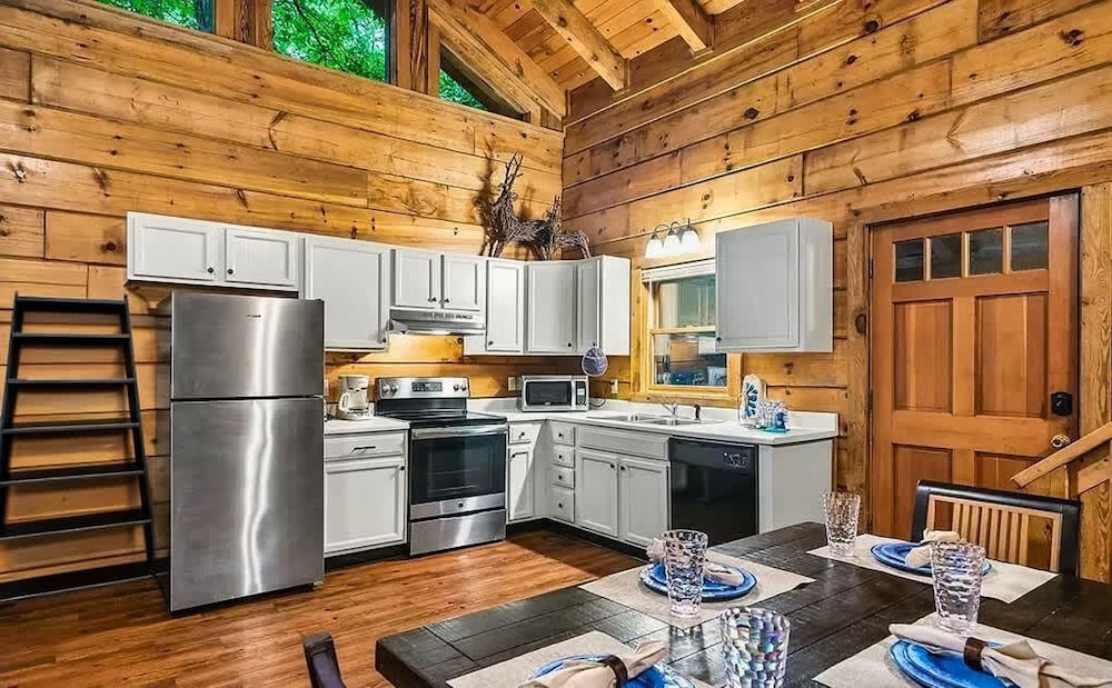 Hunter Hills Haven - Secluded Luxe Cabin Getaway With Mountain Views Spa Hot Tub Game Room