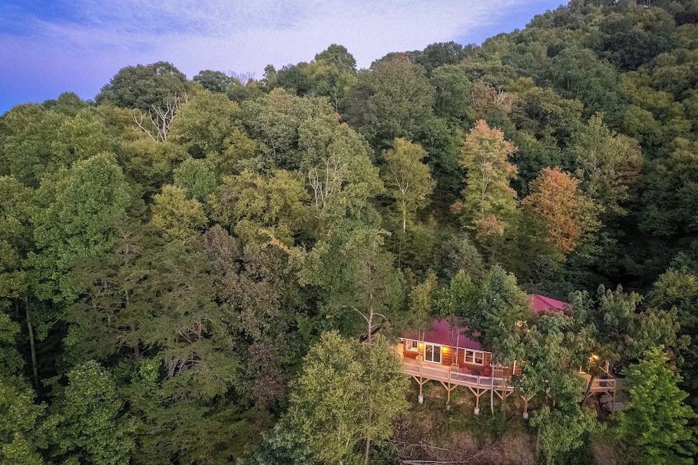 Waynesville Romantic Hideaway w/ Private Hot Tub