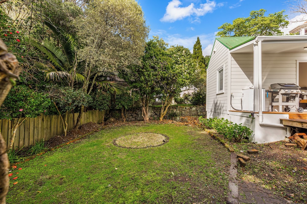 Serene 2BR Home w Grill & Yard by Zodiak Stays