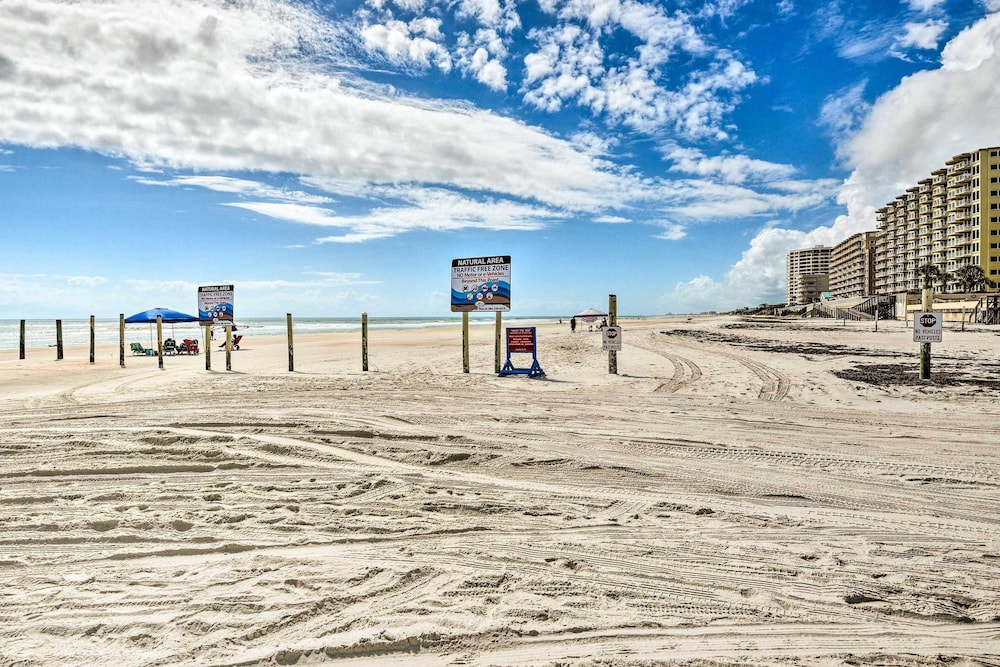 Walk to Ocean: Daytona Beach Shores Condo w/ Pool!