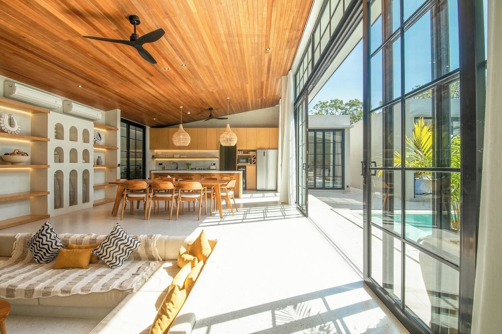 Stylish 5BR Boho Hideaway, 5 Minutes Bingin Beach