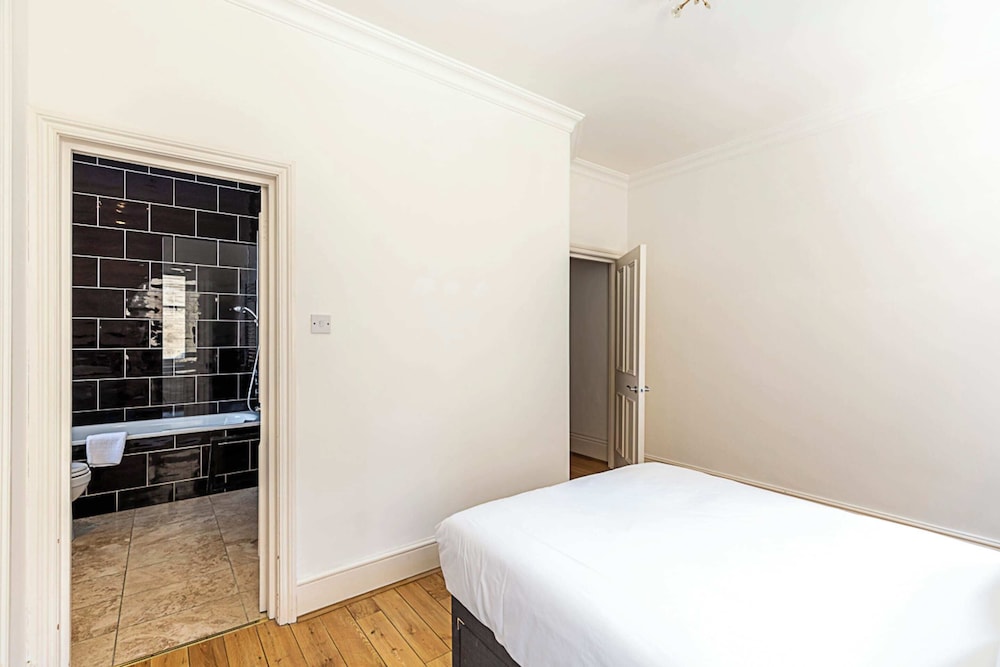 Kensington Tranquility: Elegant Two-bed Retreat