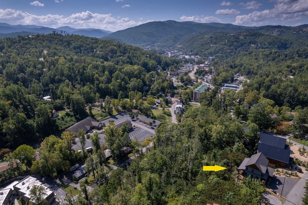 Raccoon Ridge Retreat - Gatlinburg Mountain Escape