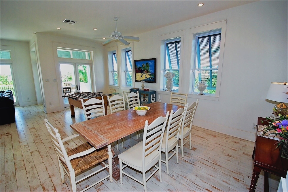 Bella Casa - Private House With Hot Tub 4 Bedroom Home by RedAwning