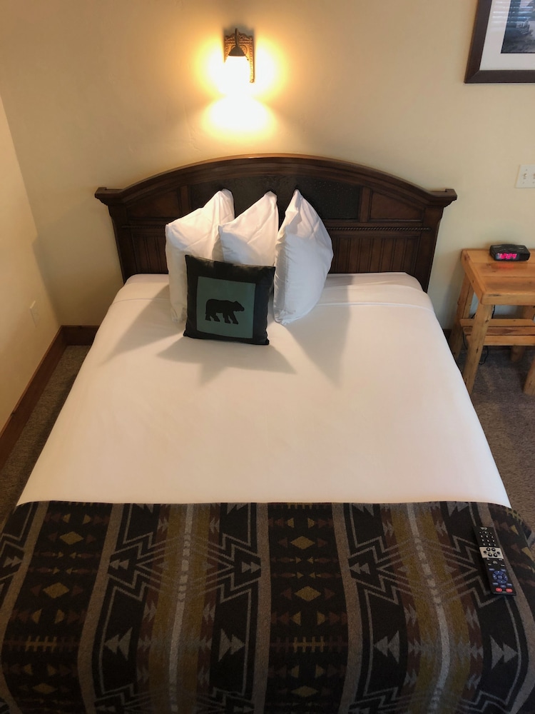 Glacier Guides Lodge