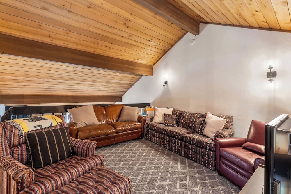 Ridgepoint Retreat Mountain Escape for 8 w/ Resort Amenities