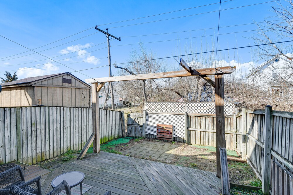 Spacious Dundalk Townhome: 8 Mi to Inner Harbor! view 5