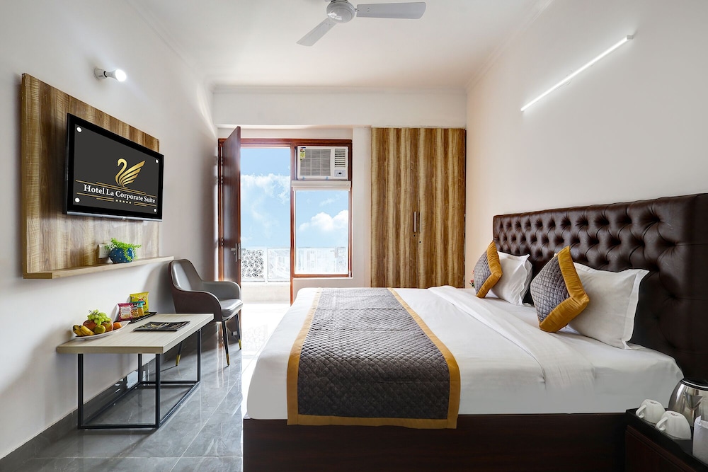 Fabhotel La Corporate Suite