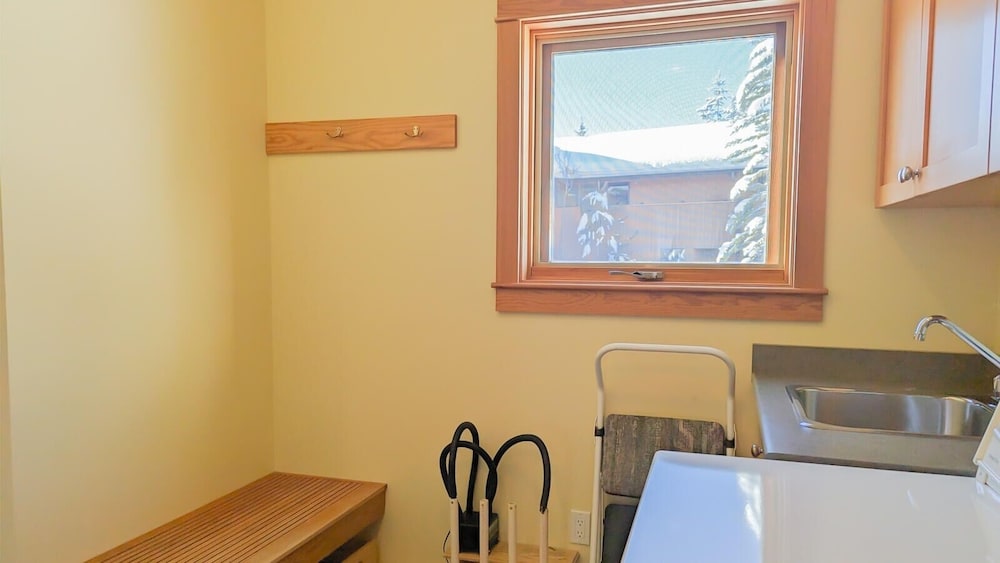 Sun Peaks Vacations - On the Run Chalet - Property Image 1