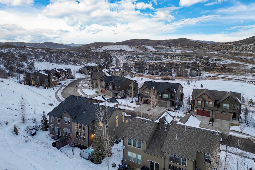 Abigail Drive Year-round Retreat w/ Hot Tub Near Trails + Historic Main St