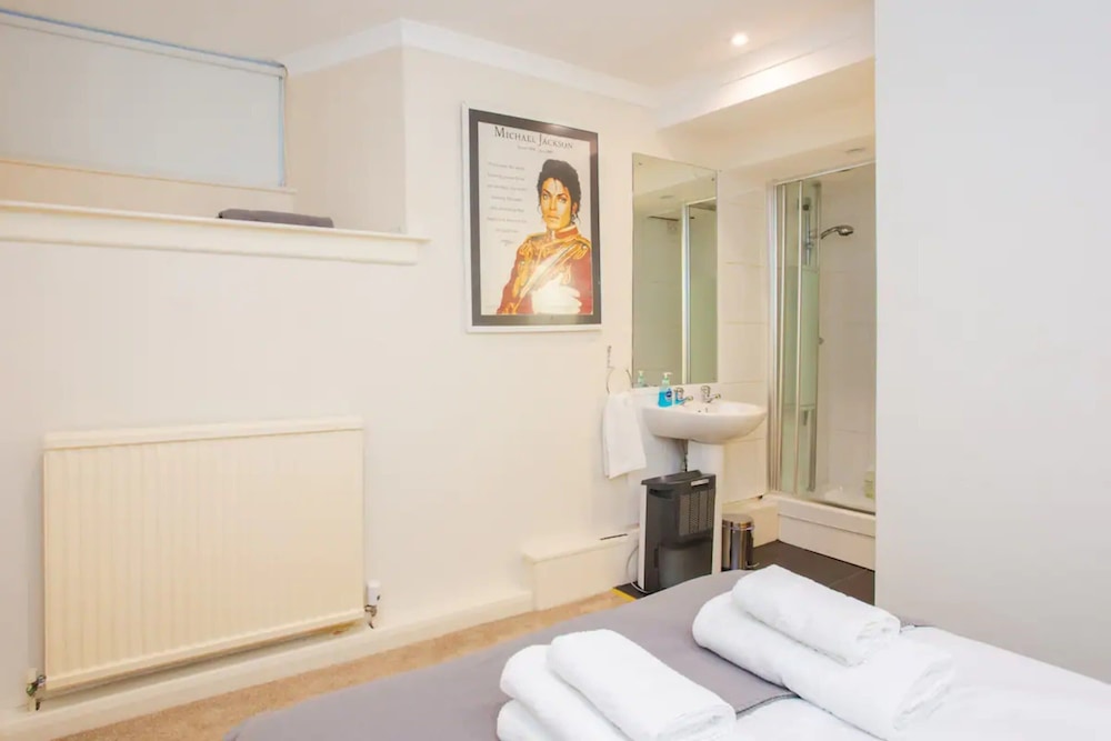 Peaceful 2 Bedroom Apartment in Affluent Fulham