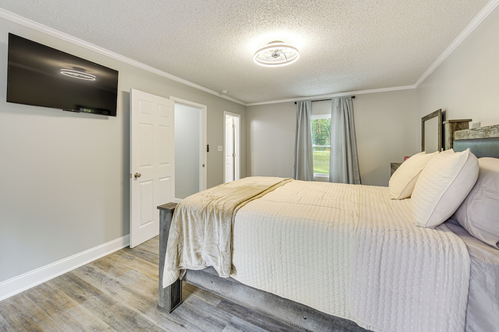 Private Deck & Yard: Home 3 Mi to Dtwn Sanford!