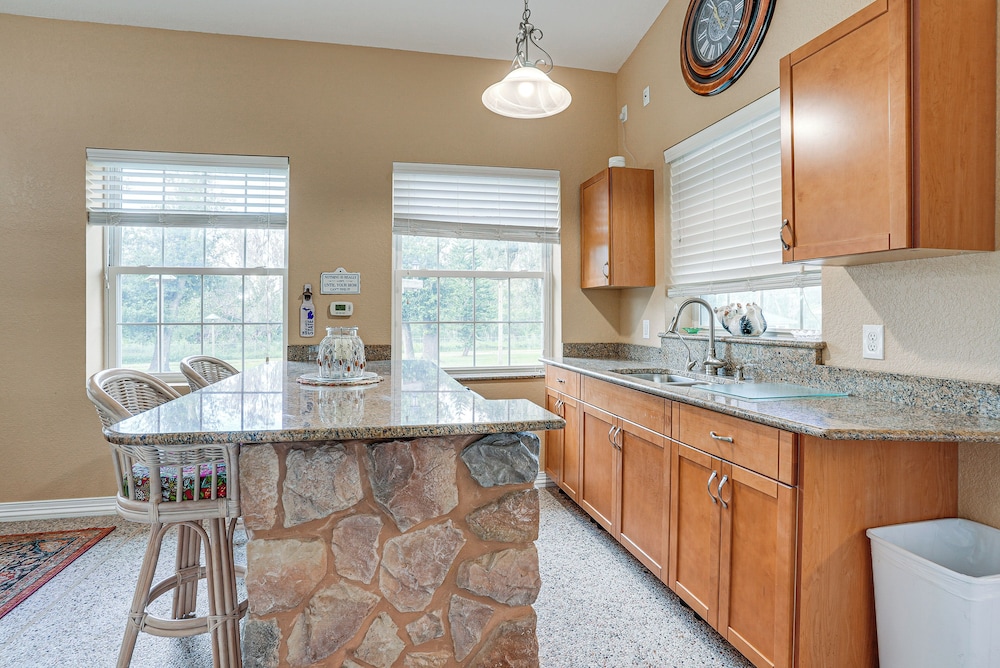 Pet the Sheep! Rural & Spacious Polk City Retreat