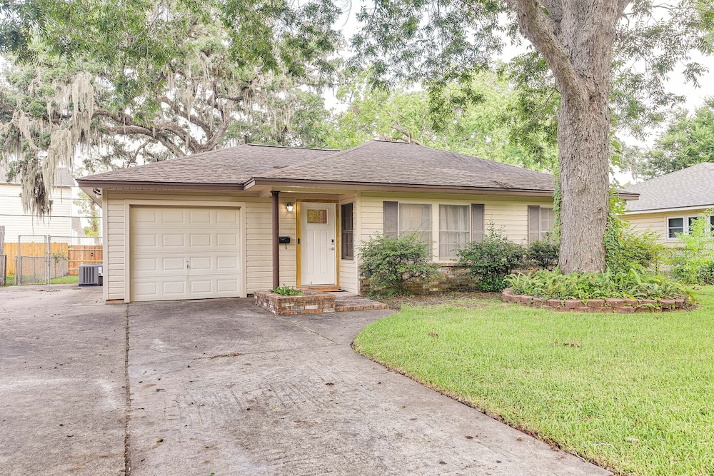 Lake Jackson Home w/ Yard, 14 Mi to Beaches! - Property Image 4