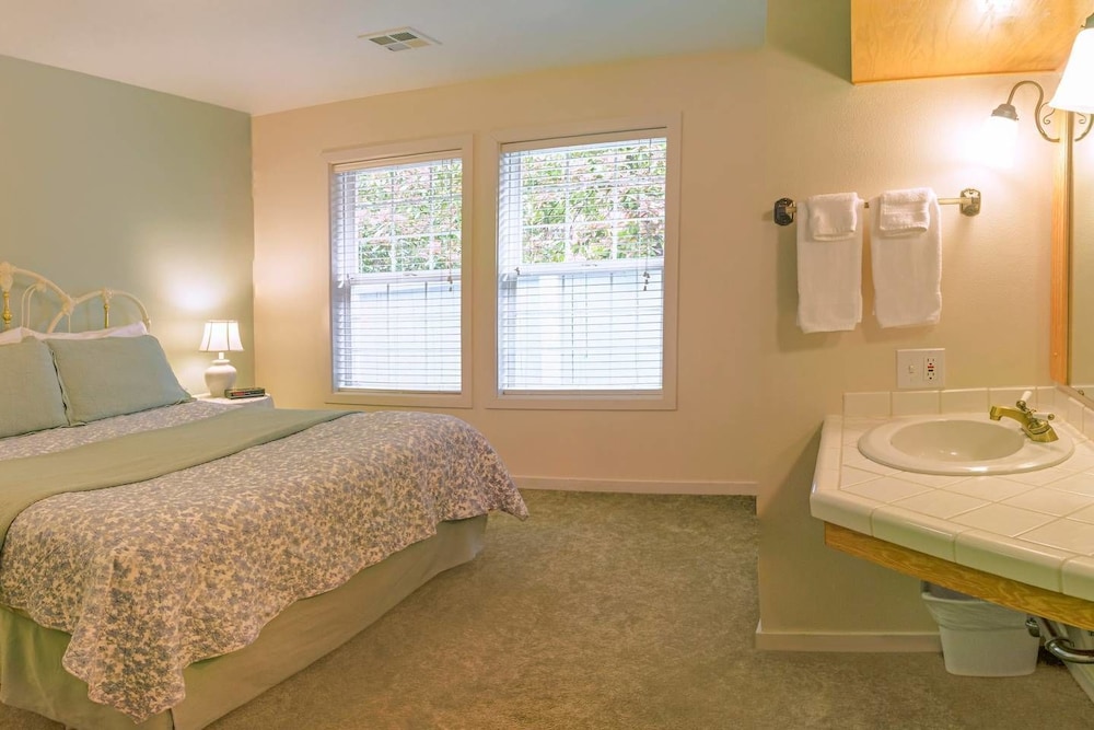 Ashland Vacations - Oak Lawn Cottage 1.5 Blocks to OSF - Property Image 4