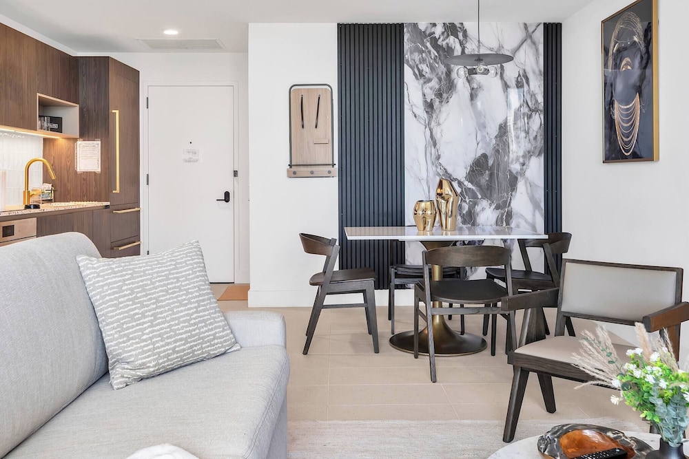 Luxury 1BR Penthouse, Bay & City Views Downtown
