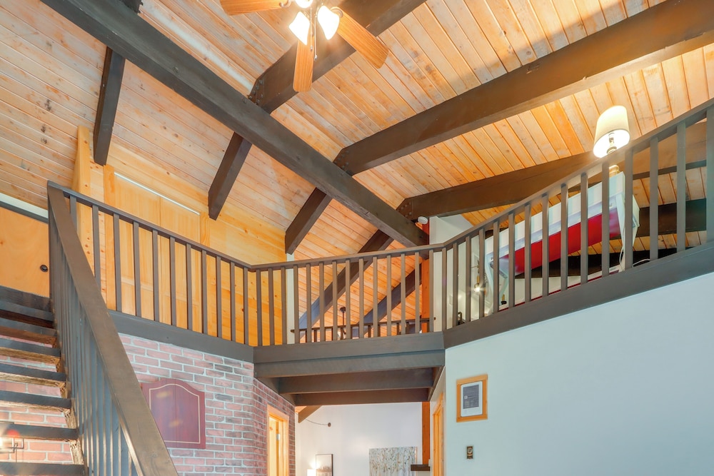 Walk to Twin Lakes: All-season Idaho Condo!