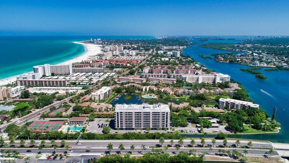 Anchorage Resort 3 bedroom Luxury Condo w Balcony, Pool Table, Near Beach 3 Condo