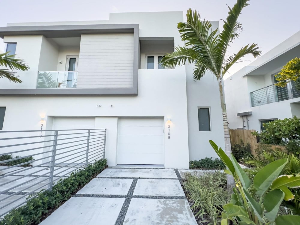 The Modernista 2 - Large Townhome With Pool