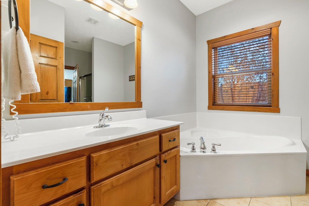 Kemper's Cabin in the Ozarks - Onsite Amenities