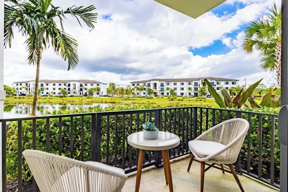 Modern 2BR Fort Myers Condo Pool, BBQ & Near Beaches