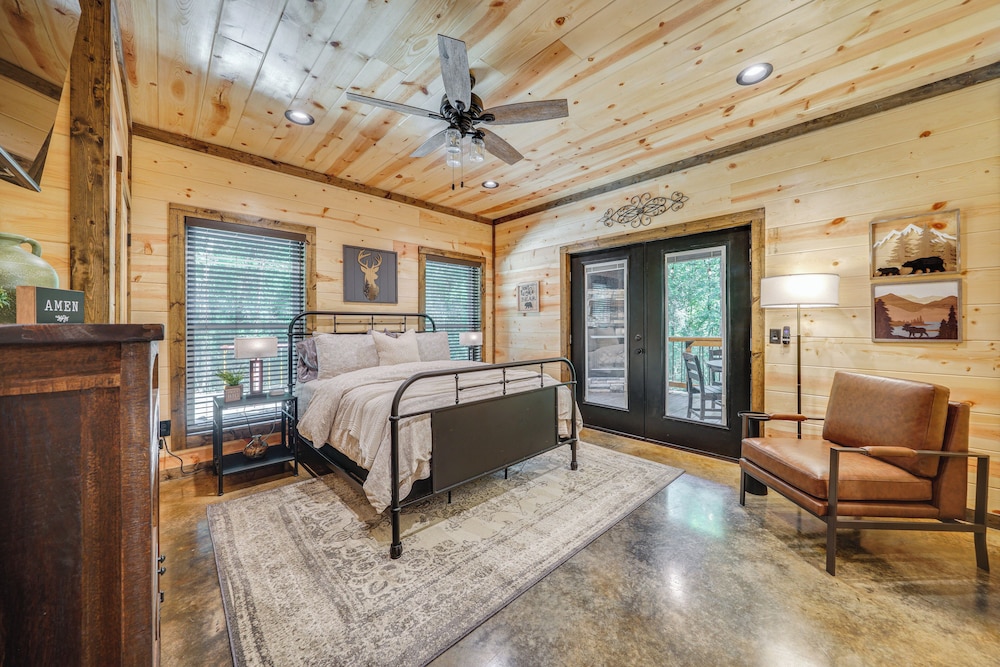 Upscale Broken Bow Cabin: Hot Tub & Fishing Pond! view 2