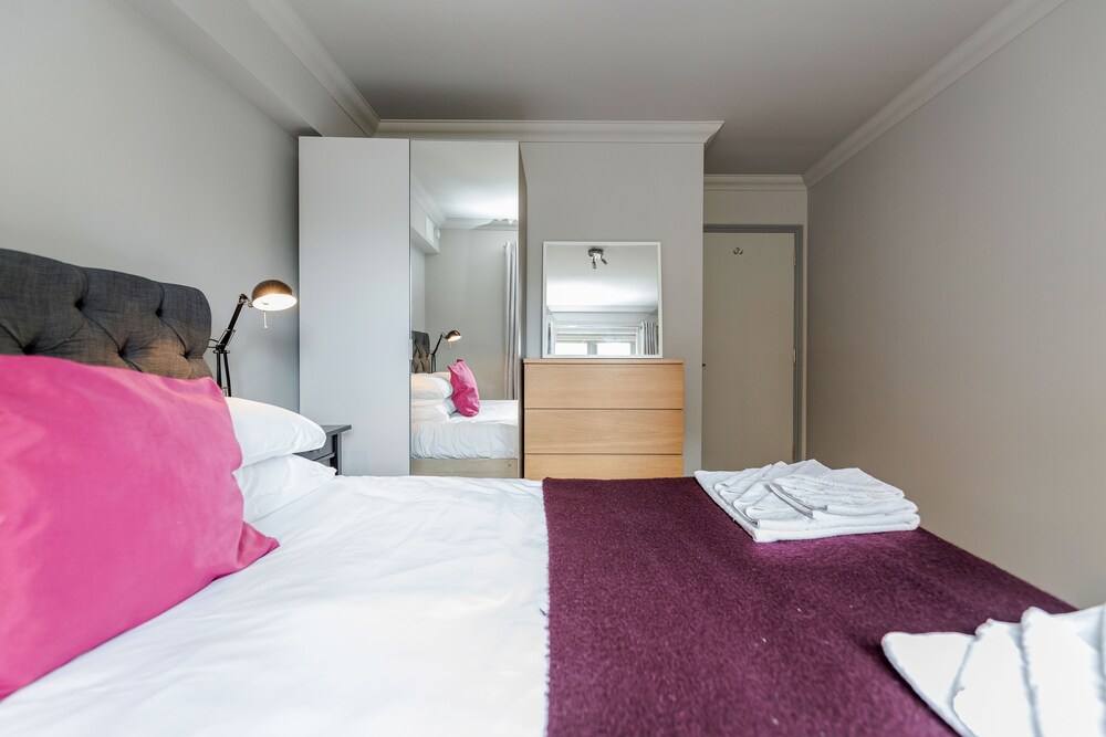 Hoxton 2 Bed Apartment by BaseToGo