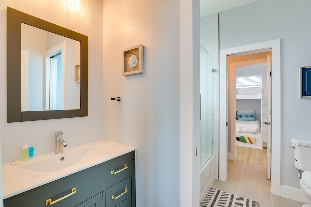 Steps to Beach: Vibrant House in Galveston!