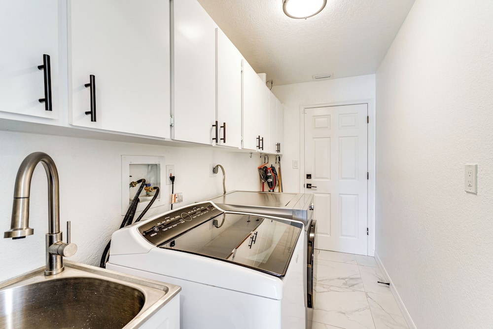 Group Getaway: Luxe Lakeside Gem in Port Charlotte