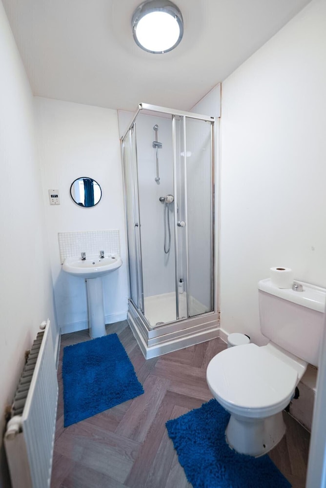 4 Bed House - Sleeps 8 - Garden - Parking - Wifi