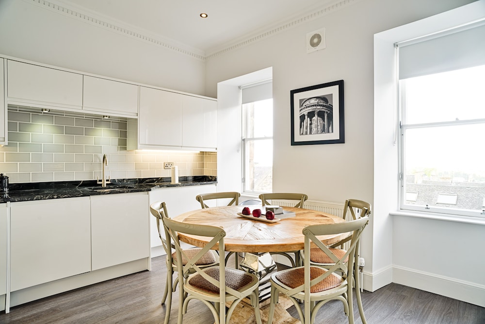 JOIVY Luxury George Street Apartments: Forth Suite