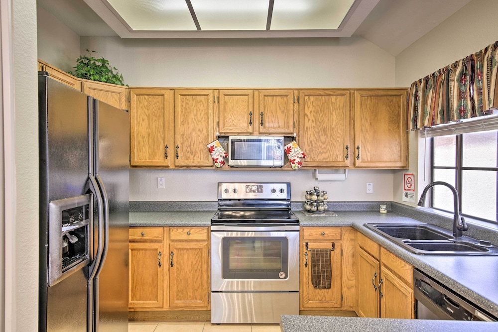 Breezy Mesa Condo w/ Community Pool & Hot Tub!