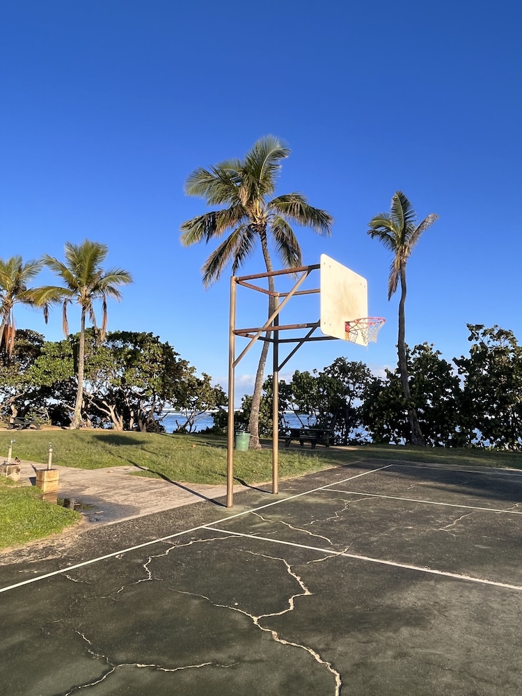 Akule Clubhouse: Awa 1 Bedroom Apt by the Beach 1 Condo by RedAwning
