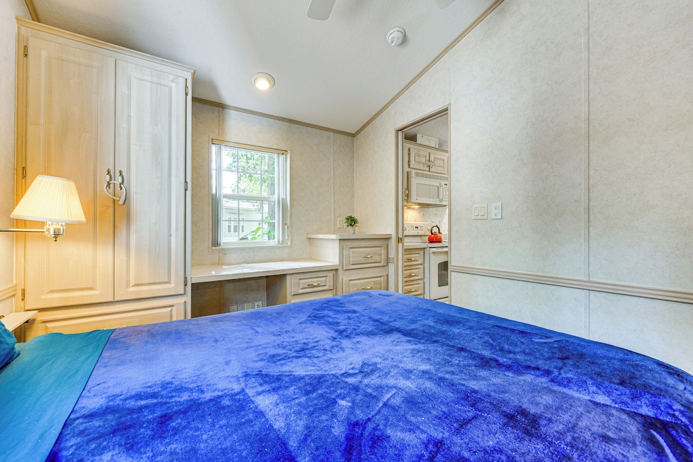 Steps to Lake Kerr: Home w/ Pool & Hot Tub Access!