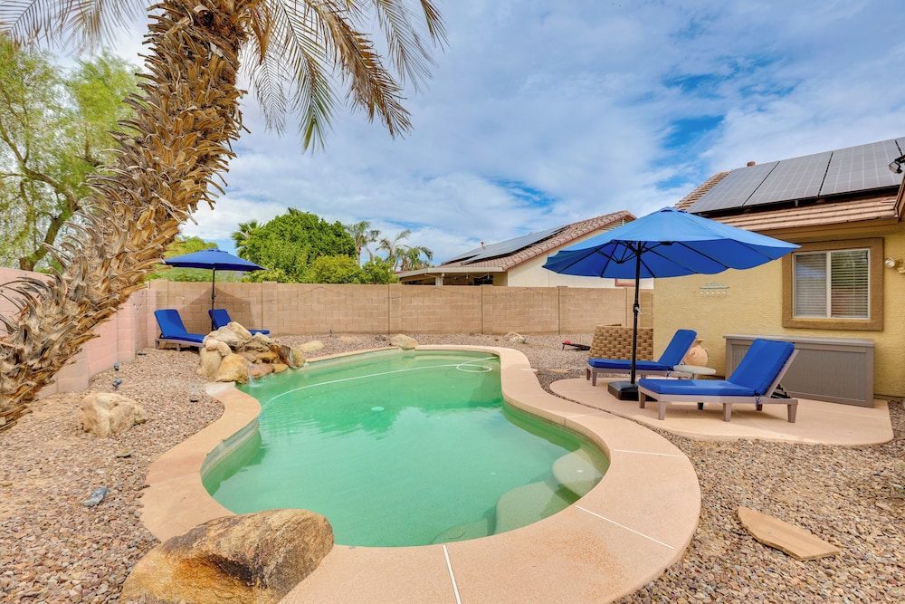 Spacious & Fenced Yard: Relaxing Home in Surprise