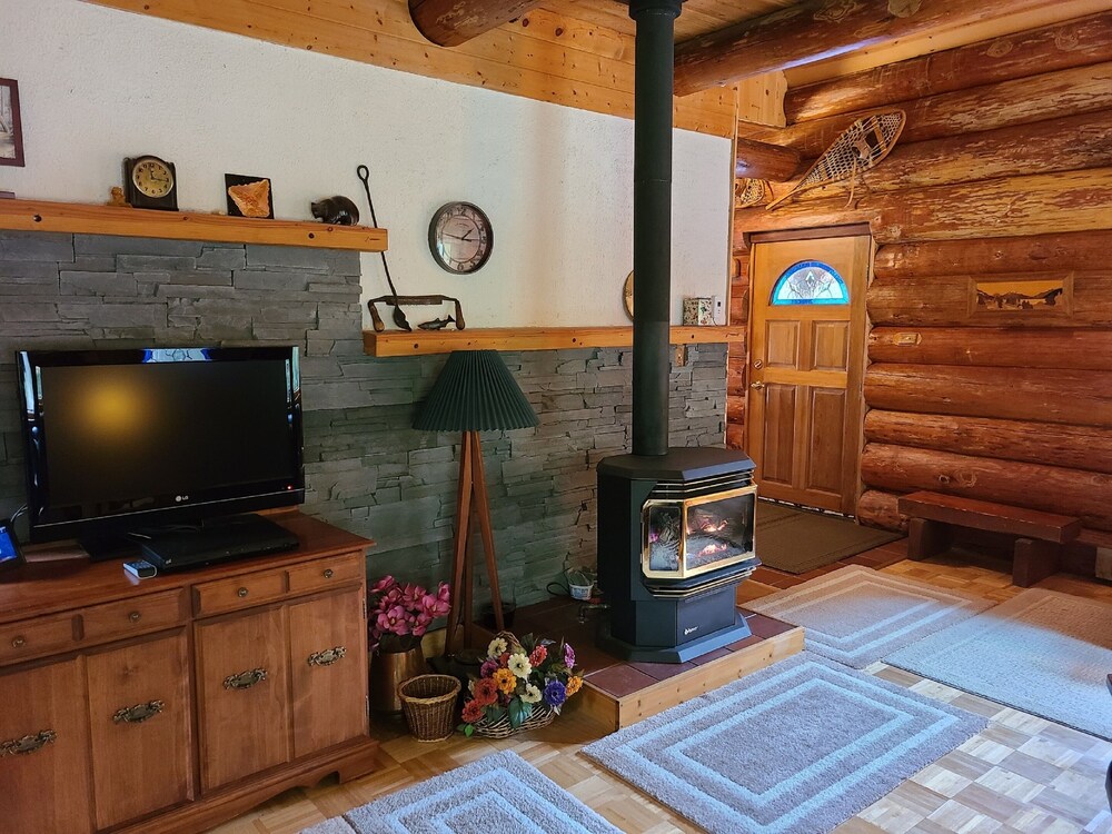 Two Bedroom Real Log Cabin With Wifi and EV Char ger
