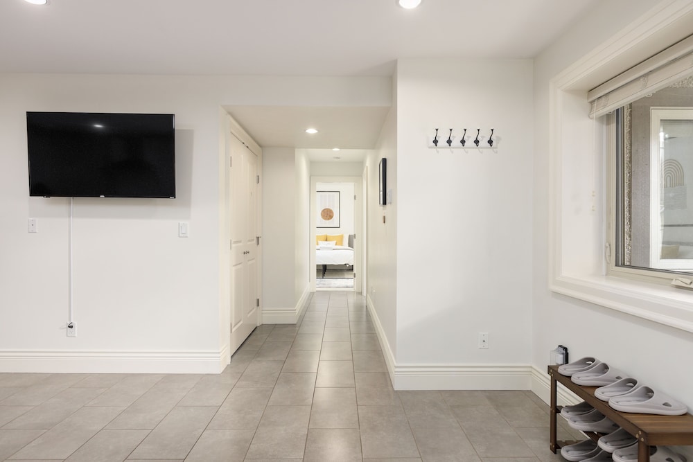 Cozy 2BR BSMT Suite Near Grouse Mt. and Edgemont.