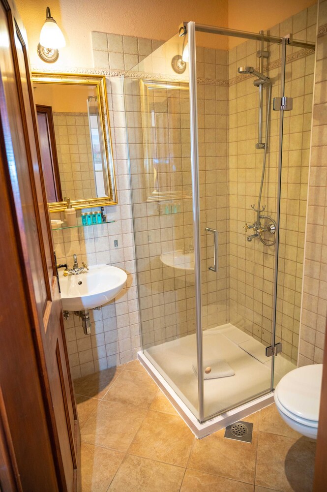 Amoret Apartments