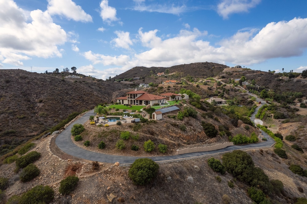 Colina by Avantstay Secluded Mountain Top Oasis w Pool Hot Tub Putting Green