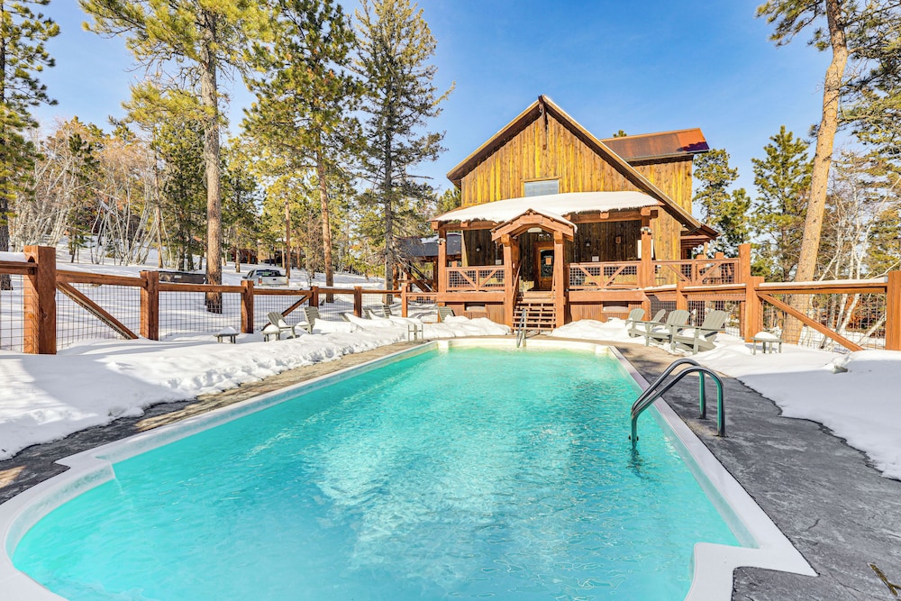 5 Mi to Terry Peak: Spacious Lead Cabin w/ Hot Tub