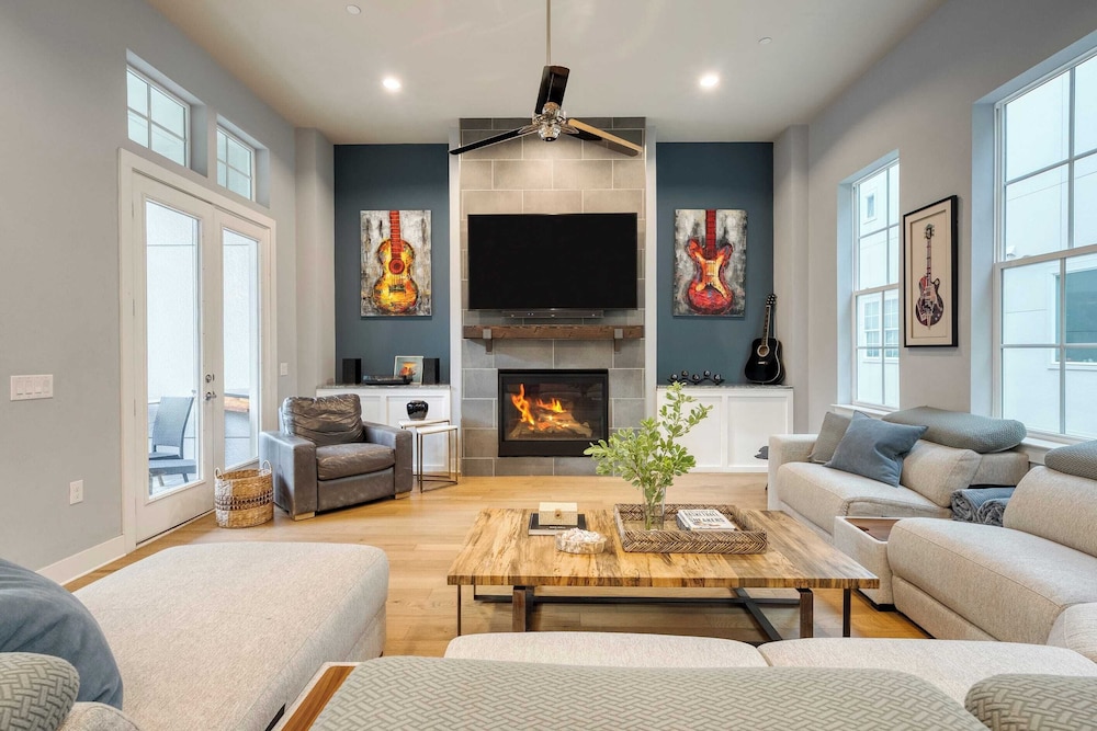 Town Lake Townhouse Hot Tub, Game Room & Skyline Views