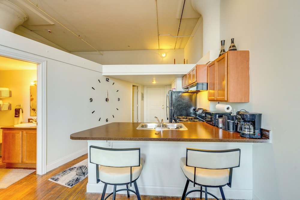 Explore Corktown: Updated Loft Next to Riverwalk!